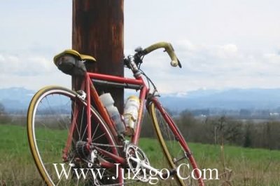 ​河边玩耍的朋友圈文案(享受河边漫步的浪漫语句)